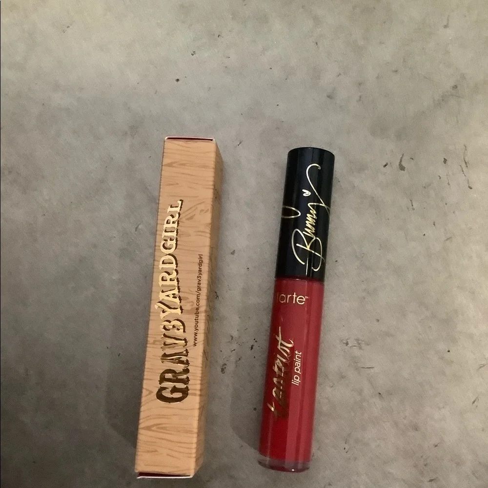 NEW GRAV3YARD GIRL SWAMP FAMILY LIP PAINT‎